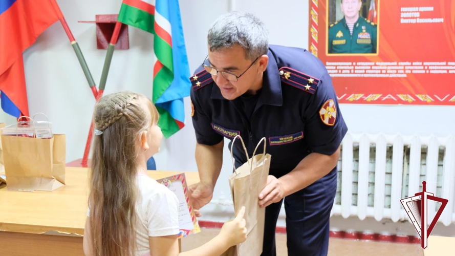 Дети росгвардейцев Якутского ОВО получили призы за участие в конкурсе рисунков