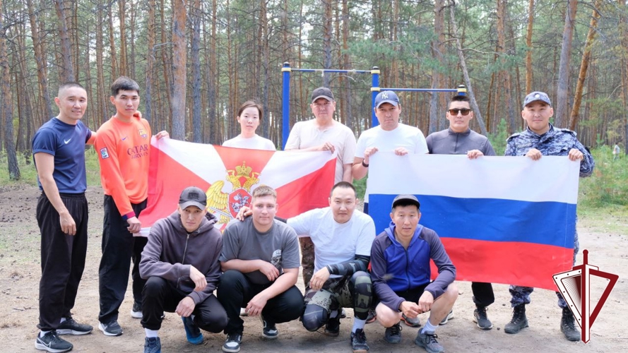 Сотрудники Якутского ОВО провели патриотический забег в честь Дня Государственного флага