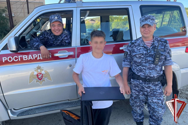 Сотрудники Росгвардии в Олёкминске вернули школьнику утерянный дорогостоящий ноутбук