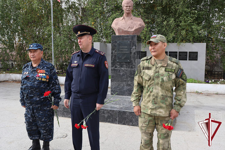 В Якутске росгвардейцы почтили память жертв терроризма  