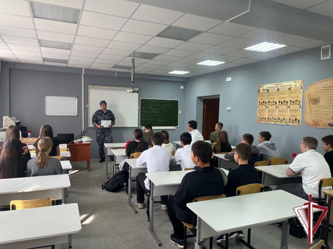 В Олекминской школе росгвардейцы провели урок мужества      