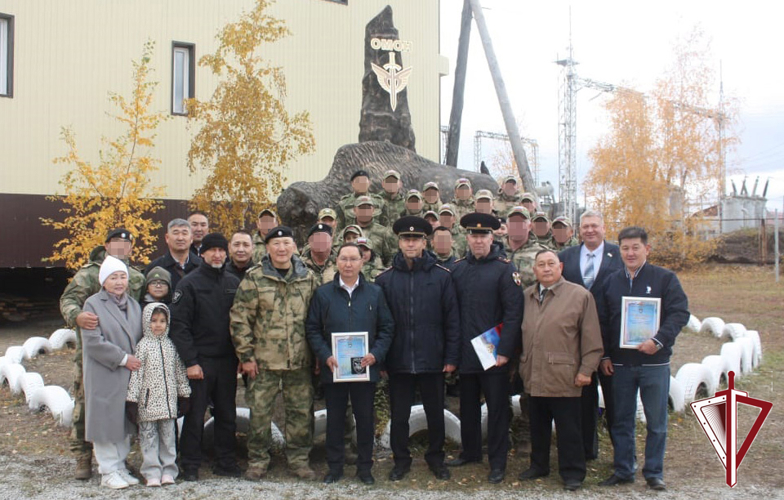 В Якутске на базе ОМОН состоялась церемония открытия скульптуры Бизона — символа отряда