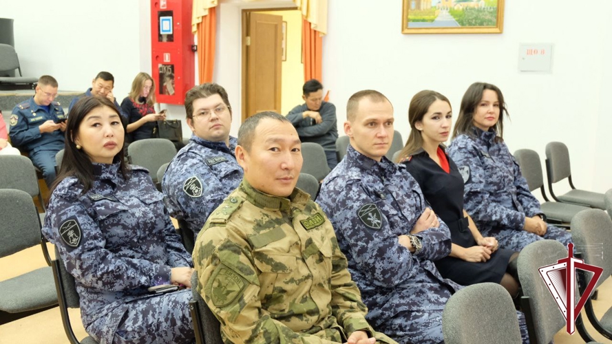 Росгвардейцы в Якутске посетили лекцию по истории государственно-церковных отношений 