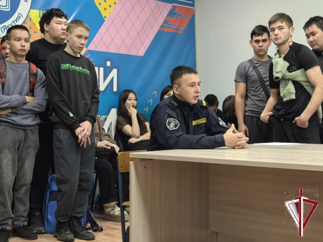 Профориентационный урок по поступлению на службу и в ВУЗы Росгвардии прошел в Олекминском техникуме
