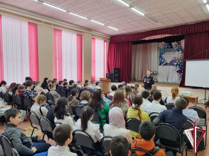 Сотрудники вневедомственной охраны в Алданском районе провели профориентационные встречи с молодежью  