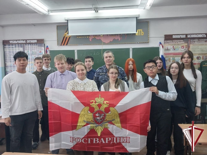 Нерюнгринские росгвардейцы провели урок мужества в информационно-технологическом лицее им. Е.А. Варшавского