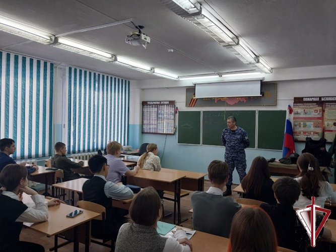 Нерюнгринские росгвардейцы провели урок мужества в информационно-технологическом лицее им. Е.А. Варшавского