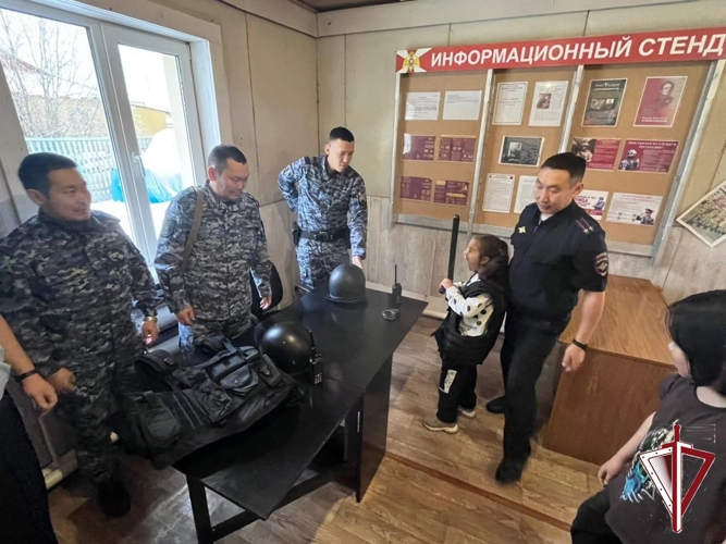 В Сунтарском районе росгвардейцы провели экскурсию для воспитанников осеннего лагеря