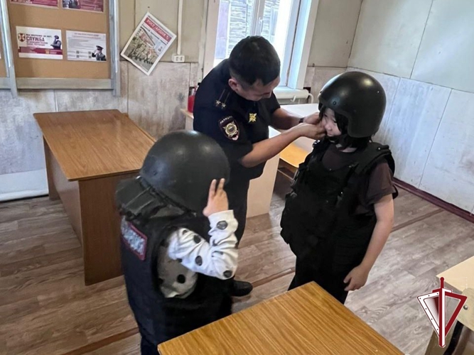 В Сунтарском районе росгвардейцы провели экскурсию для воспитанников осеннего лагеря