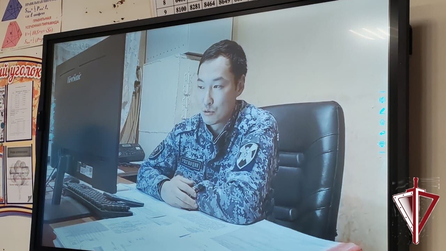 Сотрудник Росгвардии провёл профилактическую беседу со школьниками Среднеколымска в режиме видеоконференции 