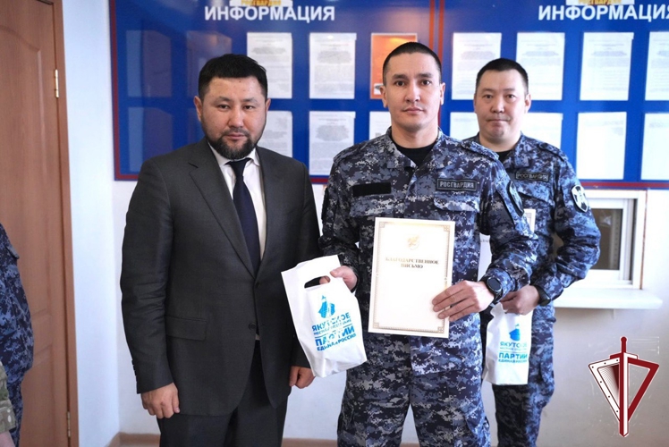 Глава Якутска Евгений Григорьев наградил росгвардейцев за хорошую работу в рамках акции «Сдай оружие на СВО»