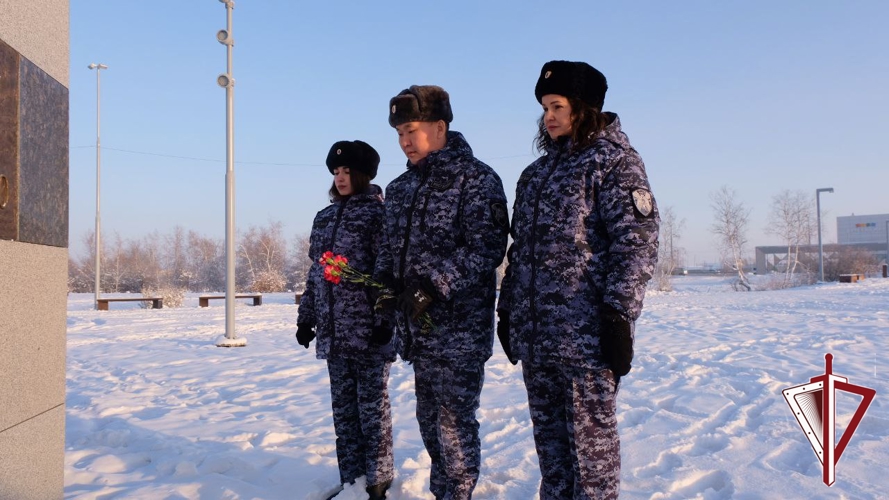 Сотрудники Росгвардии в Якутии почтили память Неизвестного Солдата