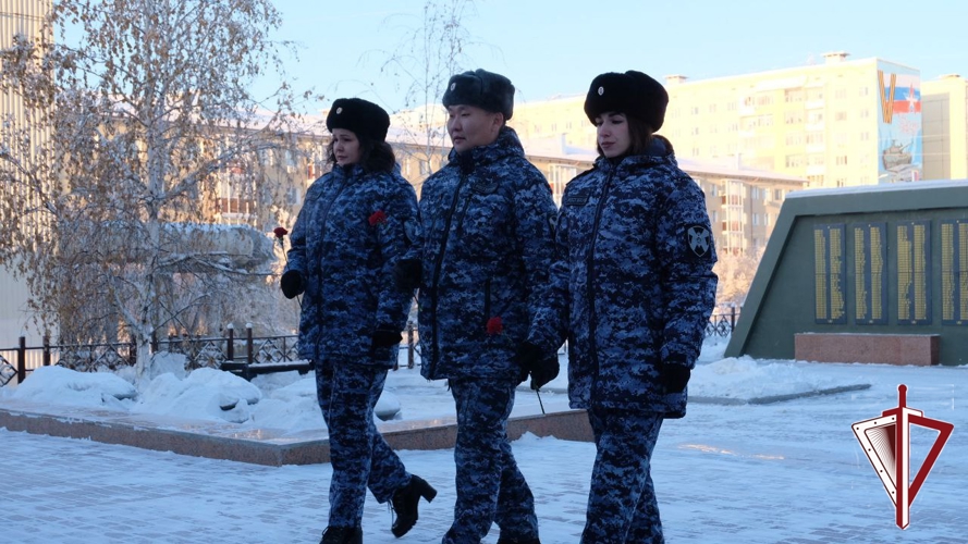 В Якутске росгвардейцы почтили память погибших Героев Отечества
