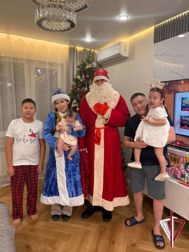 Детей сотрудников Якутского ОВО навестили Дед Мороз и Снегурочка