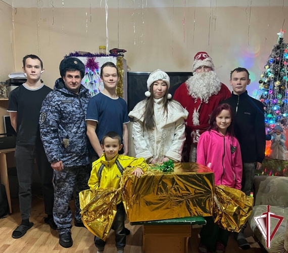 Многодетные семьи росгвардейцев получили подарки от коллег в Олекминске