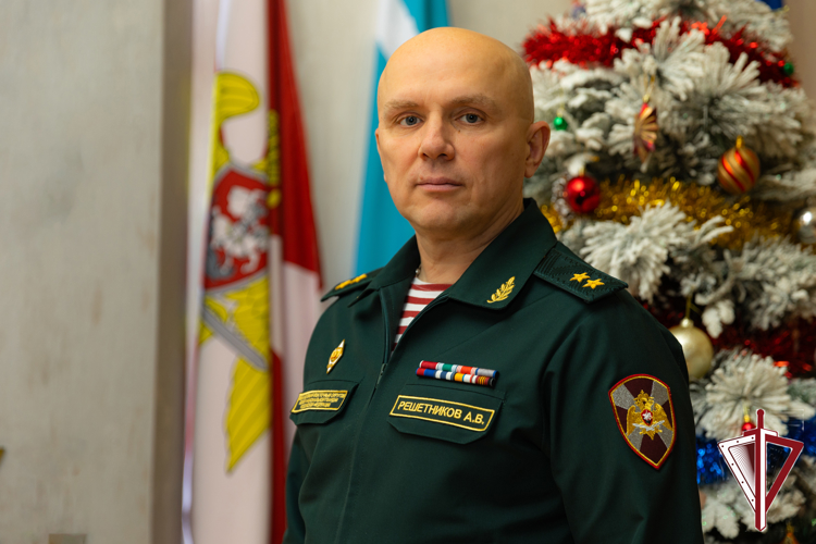Командующий Восточным округом Росгвардии генерал-лейтенант Александр Решетников поздравил личный состав с наступающим Новым годом и Рождеством 
