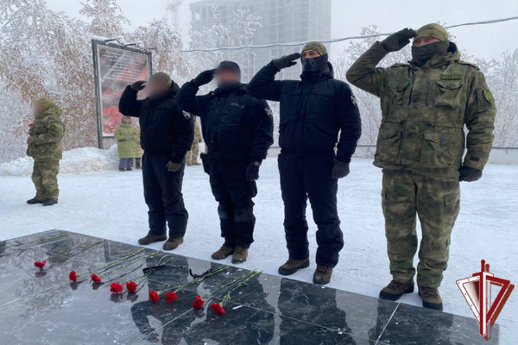В Якутске росгвардейцы почтили память погибших омоновцев Александра Рыжикова и Станислава Голомарева