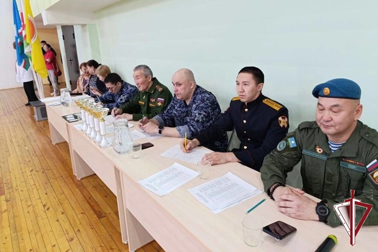 Сотрудники Росгвардии вошли в состав жюри смотра песни и строя в Якутской гимназии 