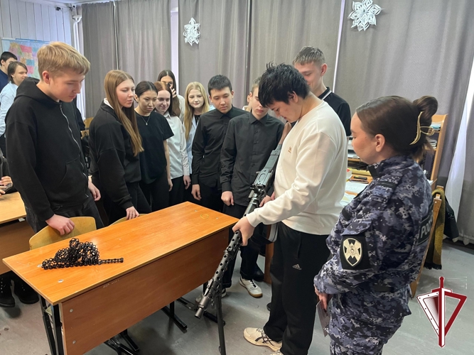 В Олекминском районе росгвардейцы провели уроки мужества и профориентационные встречи со школьниками