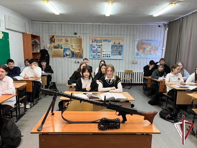 В Олекминском районе росгвардейцы провели уроки мужества и профориентационные встречи со школьниками