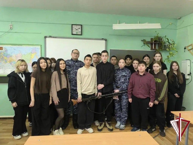 В Олекминском районе росгвардейцы провели уроки мужества и профориентационные встречи со школьниками