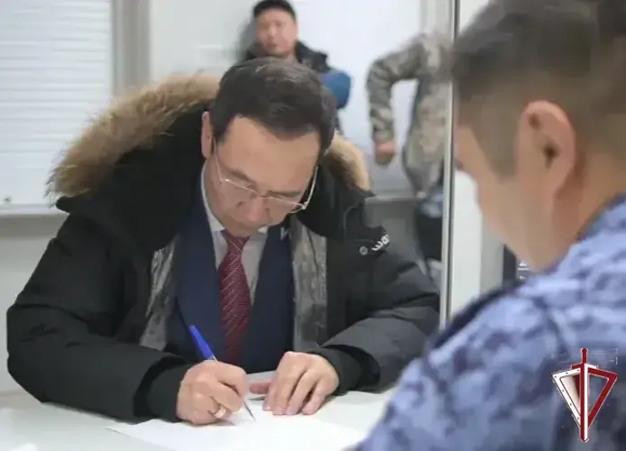 Айсен Николаев передал бойцам СВО гладкоствольное ружьё 