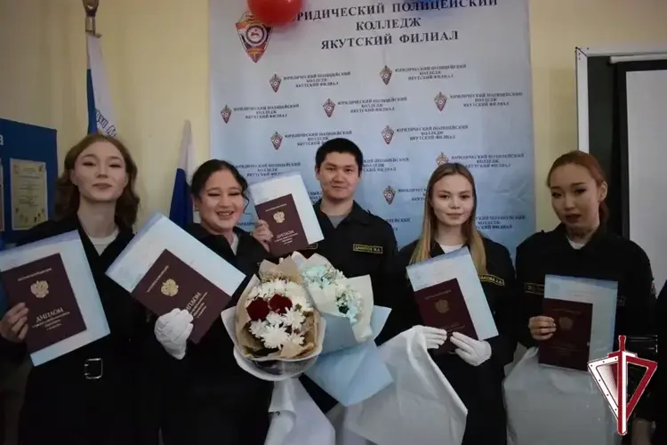 Вневедомственная охрана Росгвардии поздравила выпускников Юридического полицейского колледжа в Якутске