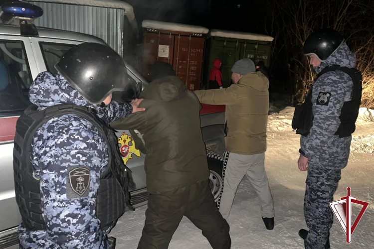 Росгвардейцы за сутки задержали грабителей и федерального преступника