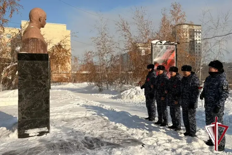 Сотрудники якутского ОВО Росгвардии почтили память бойцов правопорядка