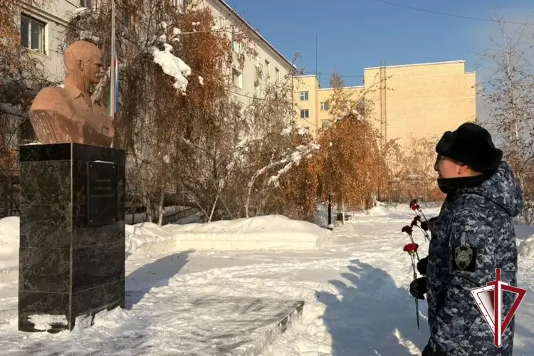 Сотрудники якутского ОВО Росгвардии почтили память бойцов правопорядка