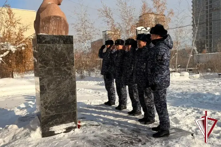 Сотрудники якутского ОВО Росгвардии почтили память бойцов правопорядка