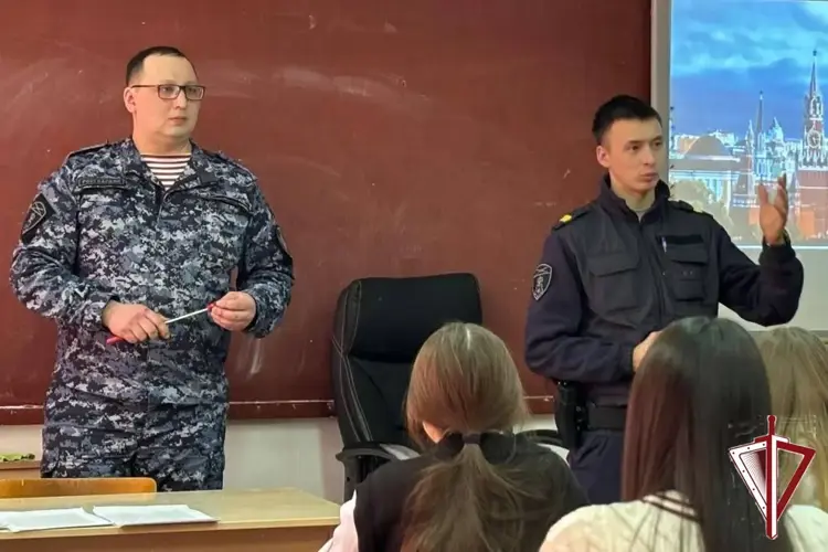 В Олекминском районе росгвардейцы провели уроки мужества для старшеклассников 