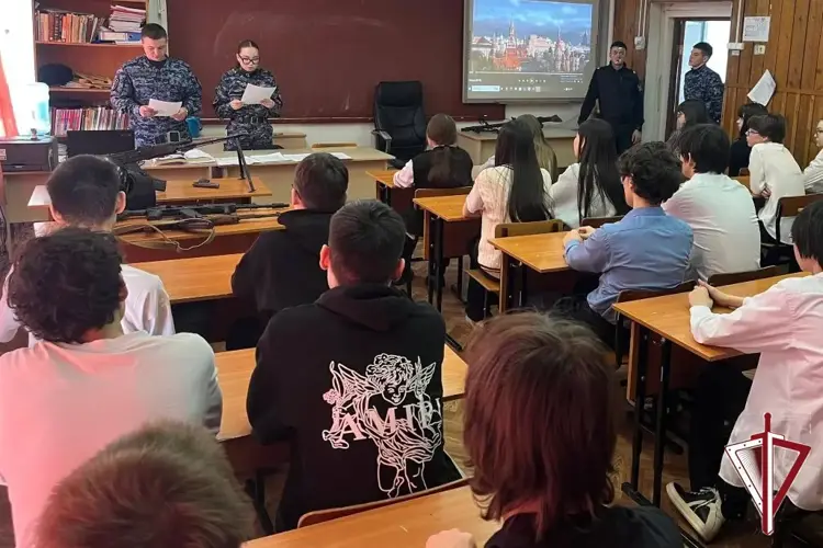 В Олекминском районе росгвардейцы провели уроки мужества для старшеклассников 