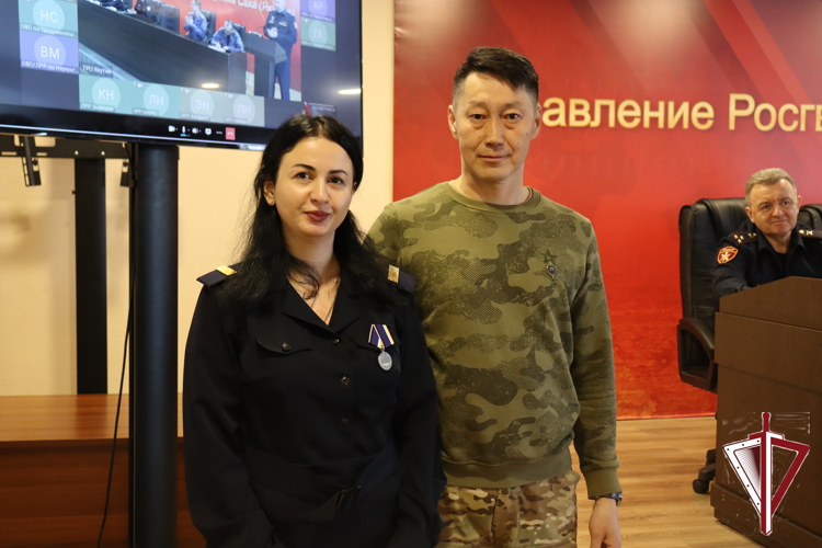 Военнослужащий Василий Афанасьев вручил якутским росгвардейцам медали «За содействие СВО»