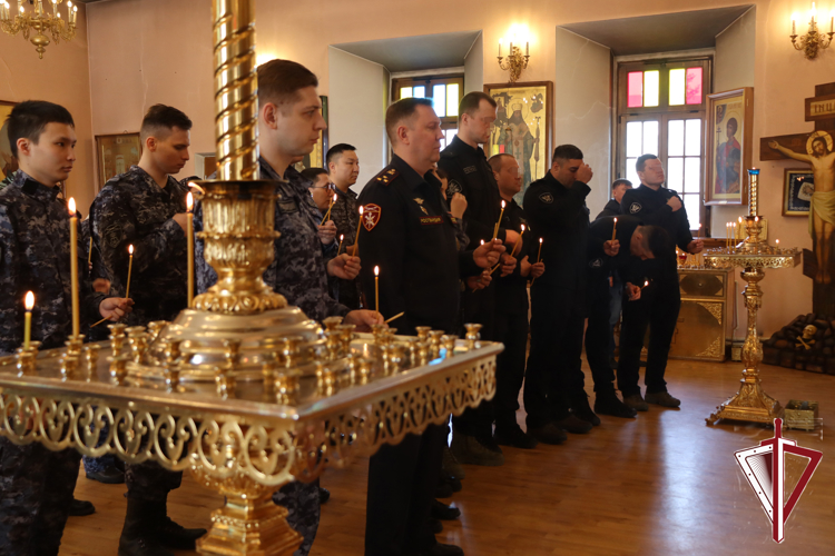 Архиепископ Якутский и Ленский Роман совершил молебен за здравие росгвардейцев