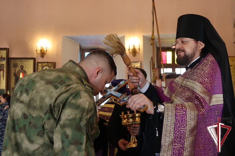 Архиепископ Якутский и Ленский Роман совершил молебен за здравие росгвардейцев