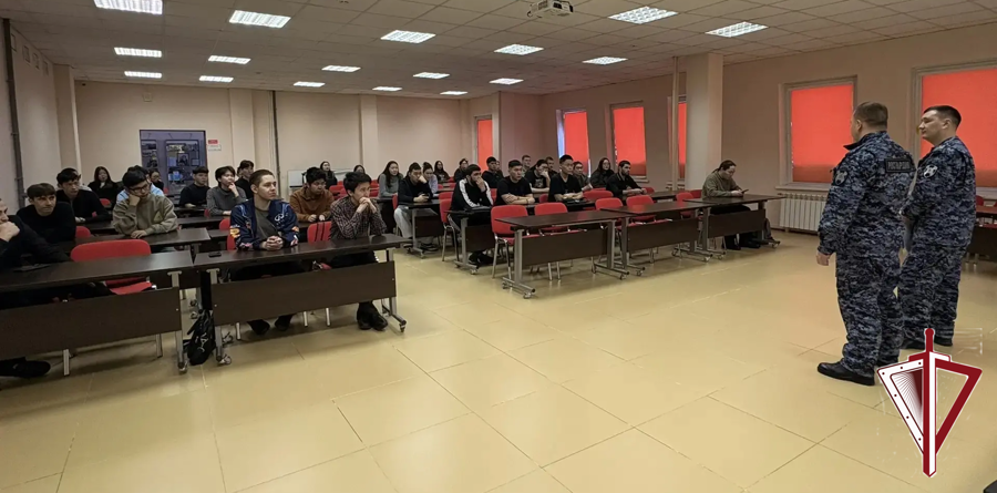Сотрудники Росгвардии провели профориентационную встречу со студентами в Мирном