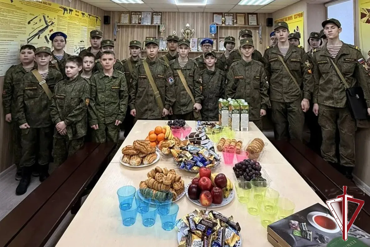 Воспитанники ВПК "Молодая Якутия" Алданского района проведи один день в Росгвардии