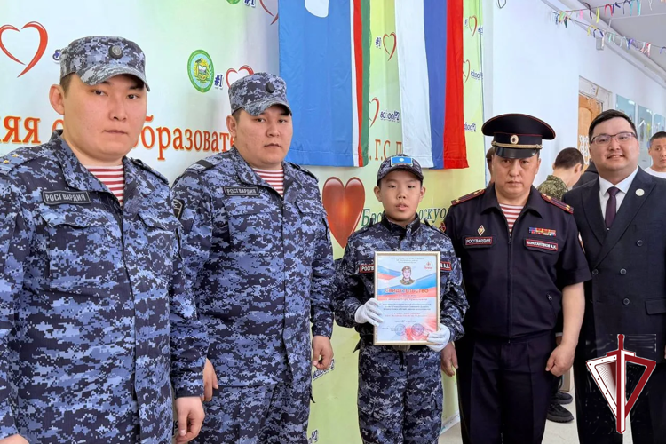 В Вилюйске состоялась торжественная церемония открытия гвардейского класса под патронатом Росгвардии