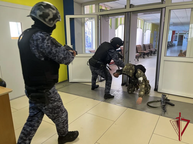 В школах и колледжах Якутска с участием Росгвардии проводятся антитеррористические учения