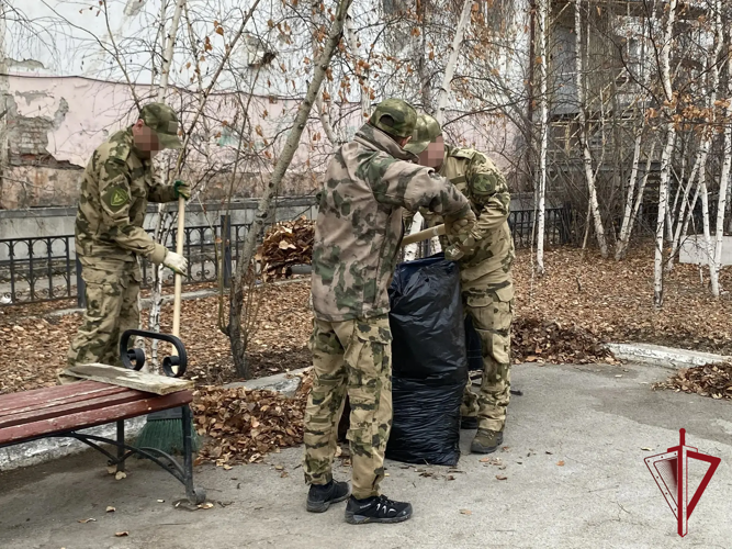 Омоновцы провели субботник в сквере имени Героя России Александра Рыжикова