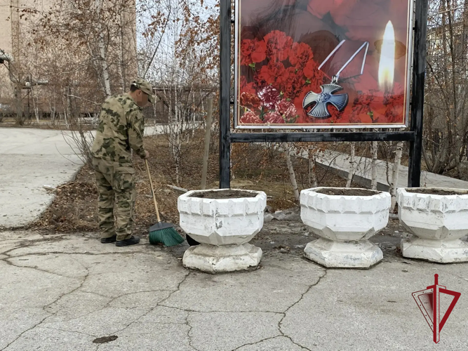 Омоновцы провели субботник в сквере имени Героя России Александра Рыжикова