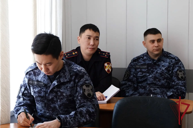 В Якутске прошли занятия с личным составом УВО Росгвардии по укреплению дисциплины 