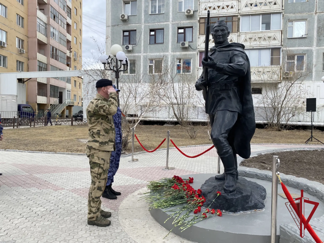 Росгвардейцы возложили цветы к памятнику якутскому снайперу 