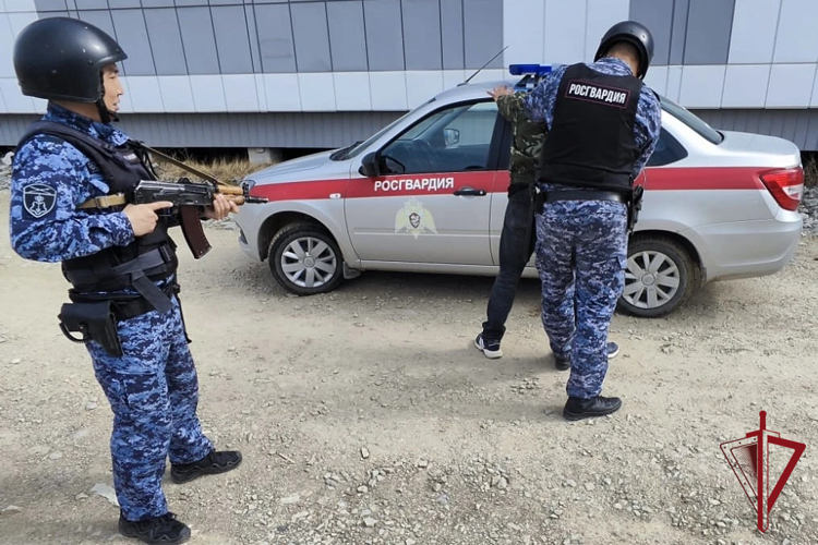 В Покровске росгвардейцы задержали гражданина, совершившего кражу из обувного магазина