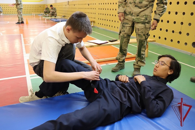 В СОШ №26 Якутска ОМОН «Бизон» провел военизированную эстафету памяти Героя России Александра Рыжикова