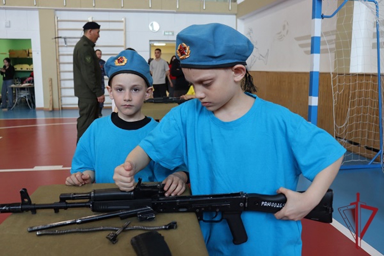 Команда гвардейского класса СОШ №10 победила в военно-спортивной эстафете «Дети Росгвардии»