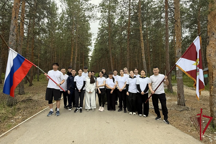В Якутске росгвардейцы провели патриотический забег в преддверии Дня России