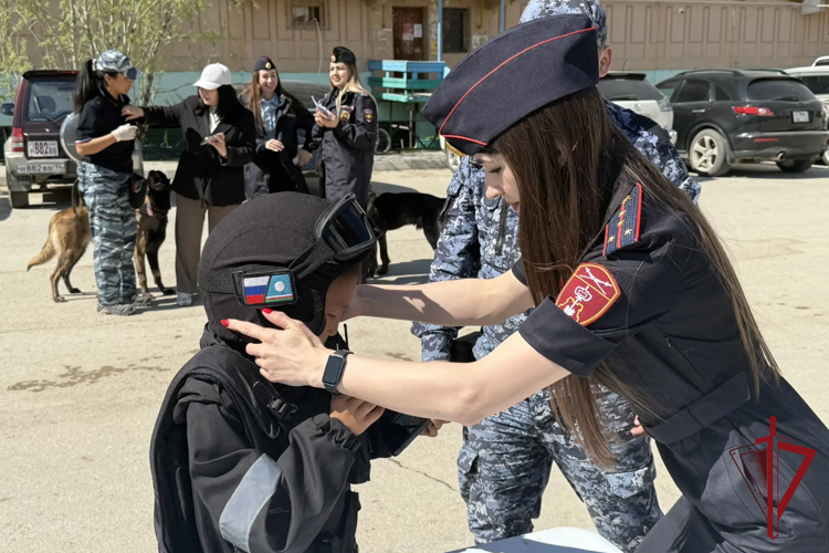 Сотрудники УВО Росвардии поздравили детей с праздником в Гагаринском округе Якутска