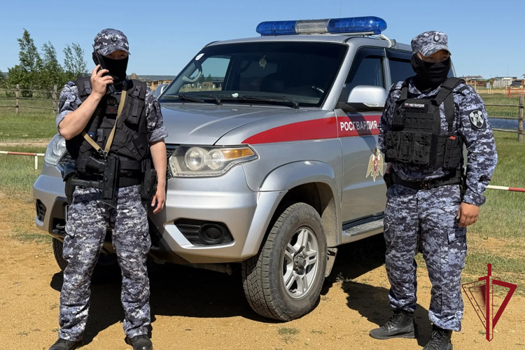 Росгвардейцы совместно с полицейскими обеспечили правопорядок на национальном празднике «Ысыах Туймаады — 2026» 